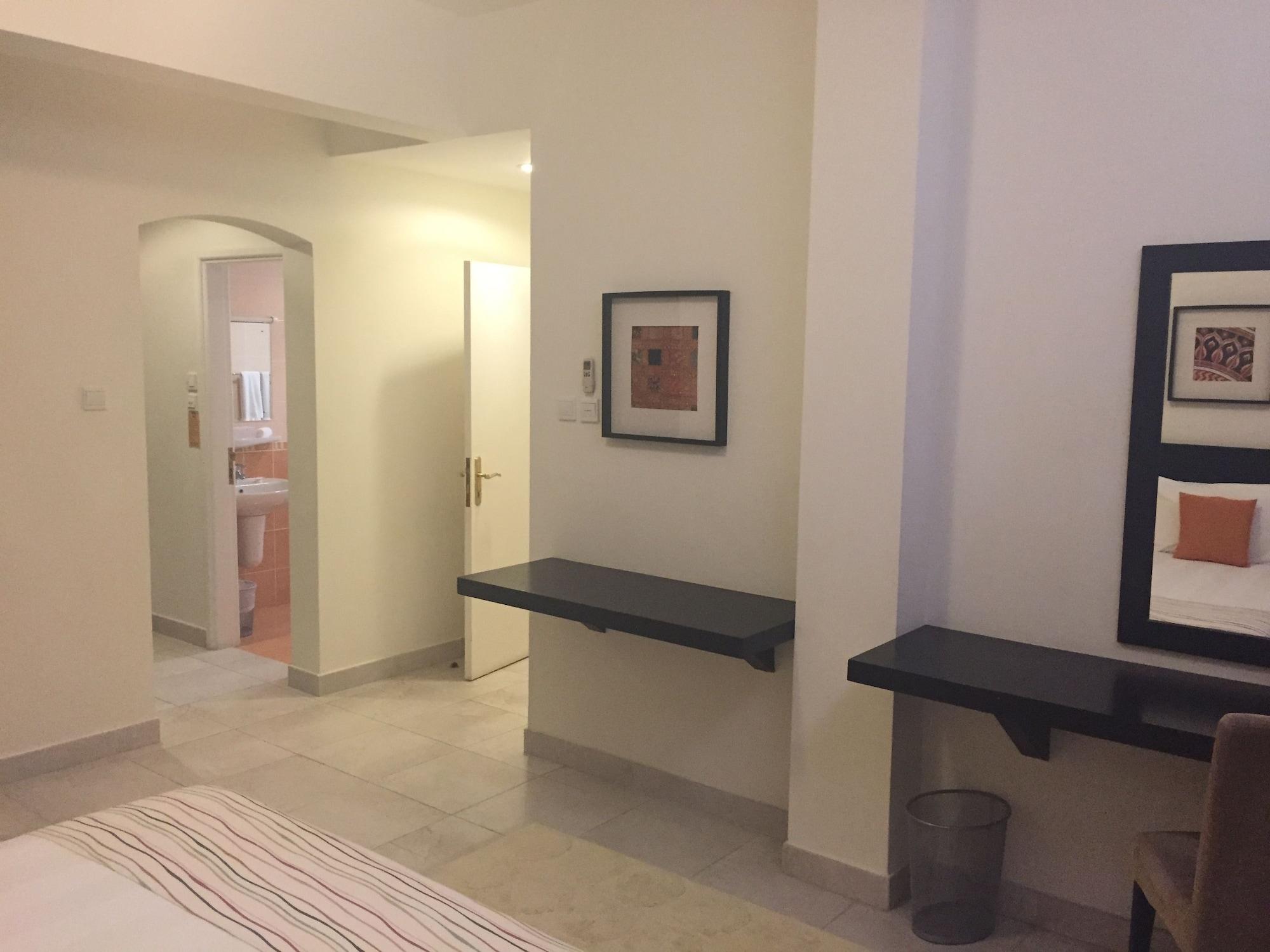 Midan Hotel Suites Маскат Екстериор снимка